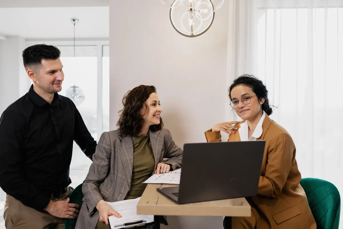 Un equipo revisa en el notebook lo que avanzó su plataforma