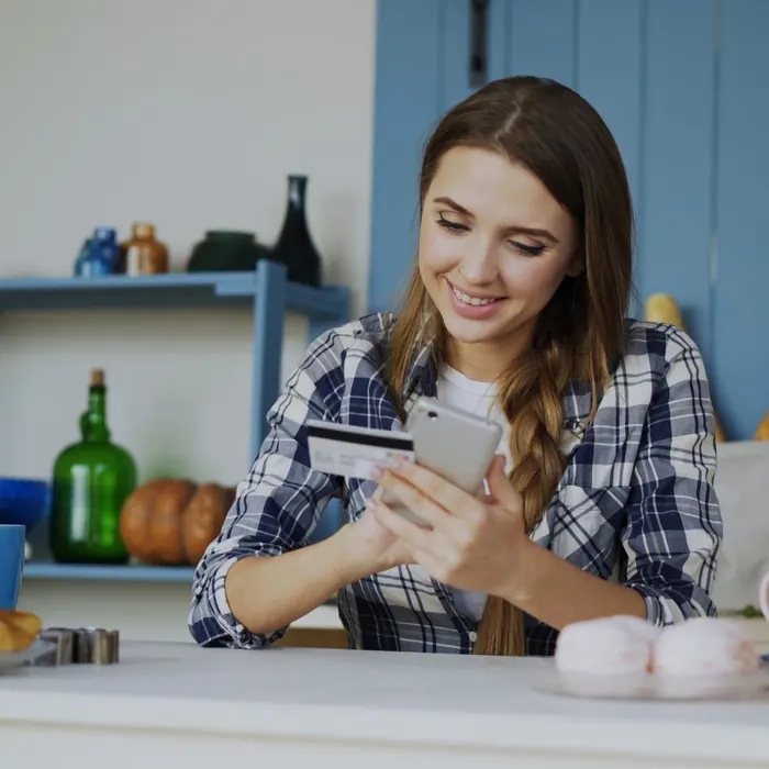 Clienta paga con su tarjeta desde el celular