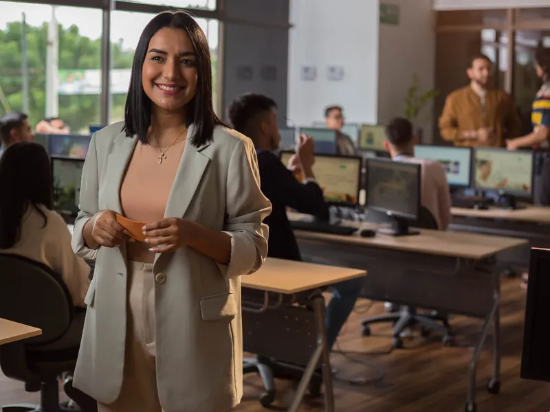 Ejecutiva de una empresa de servicios sonríe en la oficina
