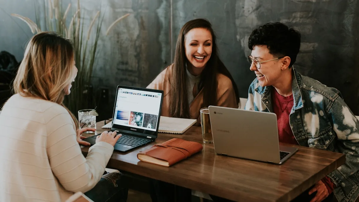 Equipo en una sesión de capacitación con tecnología