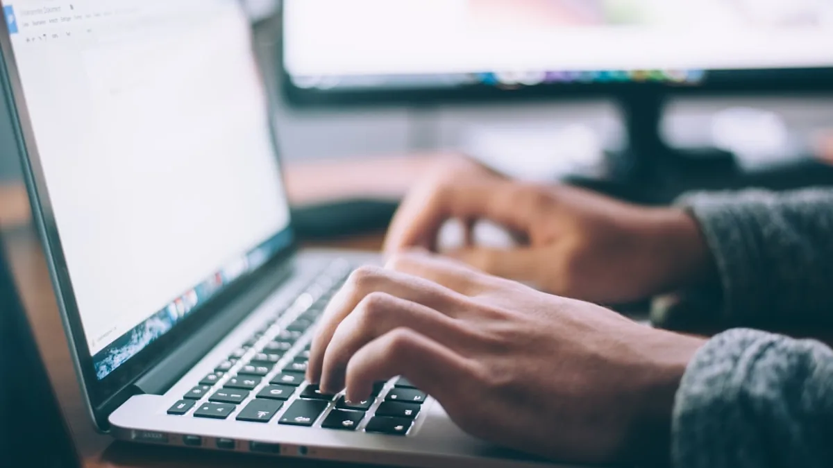 Desarrollo de software en pantalla de computador