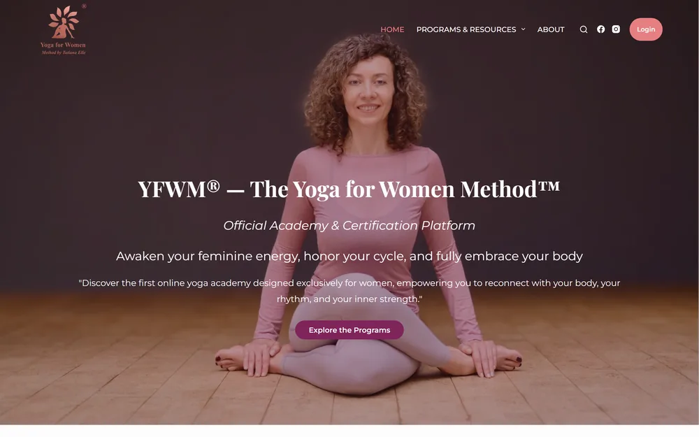 Portada de Yoga for Women, academia en línea con pago recurrente