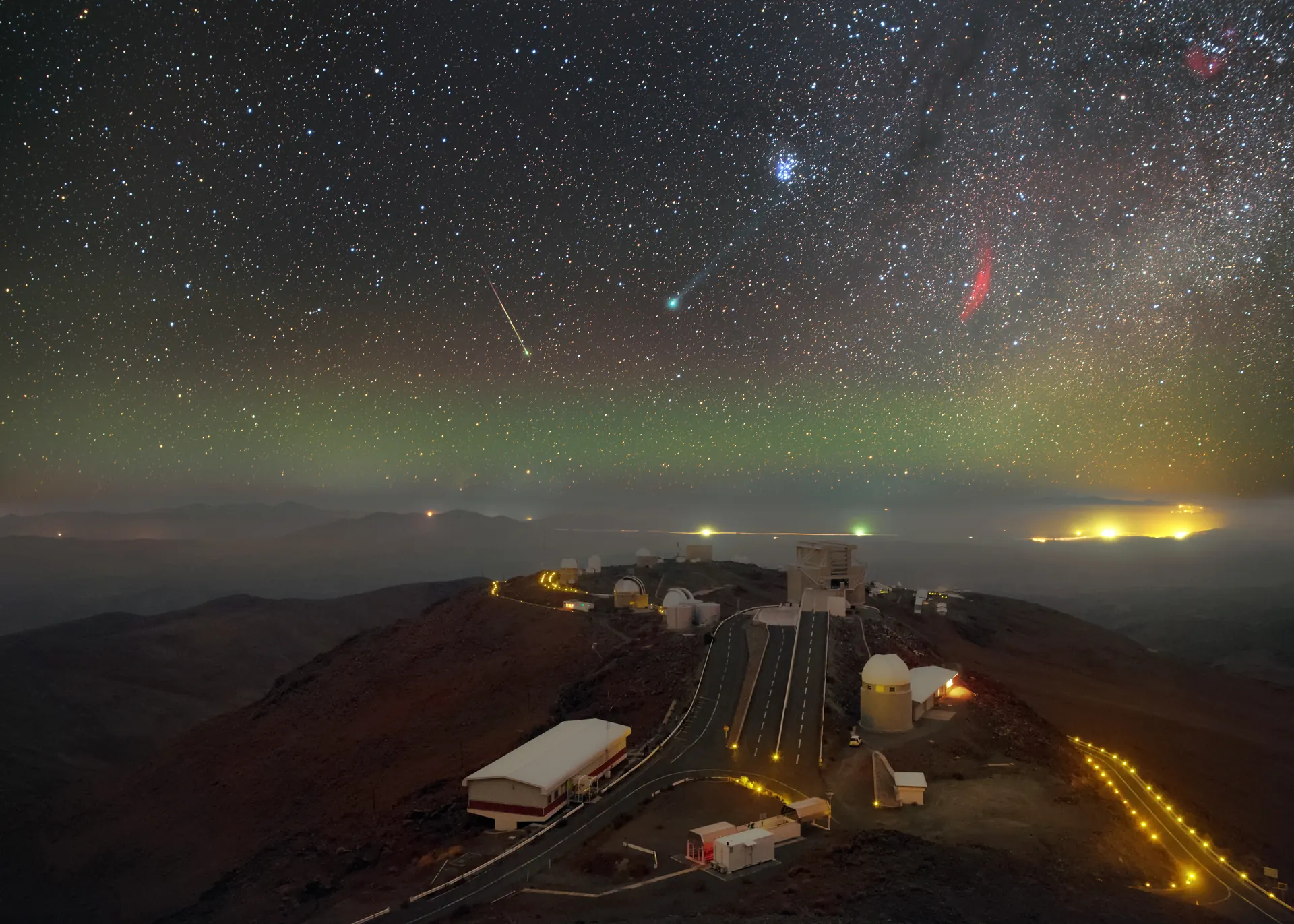 Observatorio La Silla de noche: cometa Lovejoy, airglow verde, meteoro y nebulosa roja sobre el desierto de Atacama, Chile. Crédito: ESO/Y. Beletsky